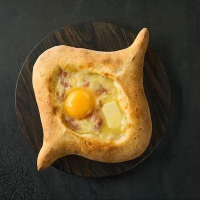 Хачапури по-аджарски с ветчиной и сыром